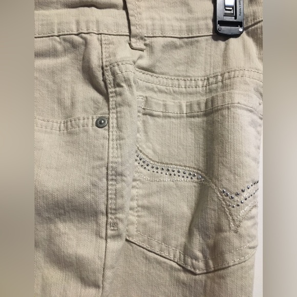 Woman’s Gloria Vanderbilt Jeans . - Picture 16 of 16